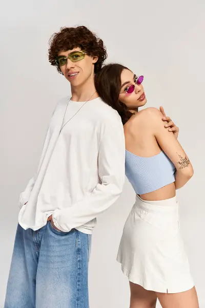 Casal jovem na moda mostra seu estilo vibrante enquanto desfruta uns dos outros companhia. — Fotografia de Stock