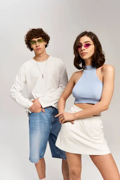 Una giovane coppia elegante mette in evidenza i loro abiti e affetto in uno studio. — Foto stock
