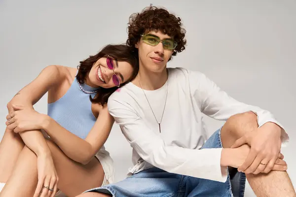 Um jovem casal compartilha um momento divertido, exibindo seus estilos e conexão alegre. — Fotografia de Stock