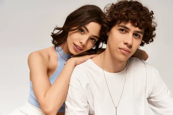 Una pareja de moda muestra afecto en un ambiente elegante, irradiando felicidad. - foto de stock