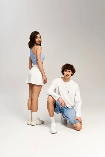 Junges Paar drückt seine Liebe und Verbundenheit aus und zeigt trendige Outfits im Studio. — Stockfoto
