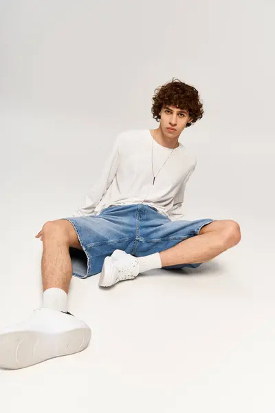 Schöner Trendsetter in modischer Kleidung vor heiterem weißen Hintergrund. — Stockfoto