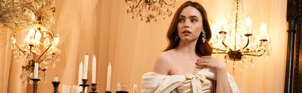Uma jovem graciosa veste um elegante vestido vintage, cercado por luz de velas macia, banner — Fotografia de Stock
