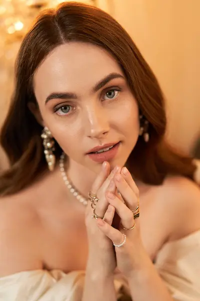 Eine junge Frau strahlt Eleganz aus und posiert in einem Vintage-Kleid mit zarten Accessoires. — Stockfoto