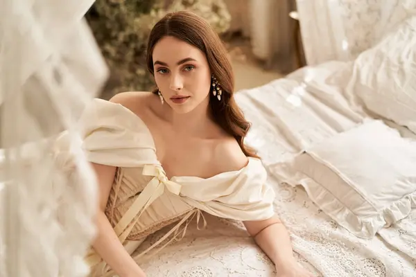 Uma bela jovem mulher salões graciosamente em um vestido vintage, incorporando elegância clássica. — Fotografia de Stock
