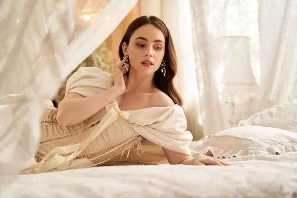 Una mujer en un vestido vintage descansa con gracia en una habitación elegantemente iluminada. - foto de stock
