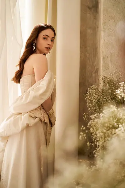Una giovane donna affascinante si erge con grazia in un abito vintage, avvolta da delicati accenti floreali. — Foto stock