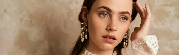 Una bella donna posa con stile, mettendo in evidenza la sua eleganza e il suo fascino, banner — Foto stock