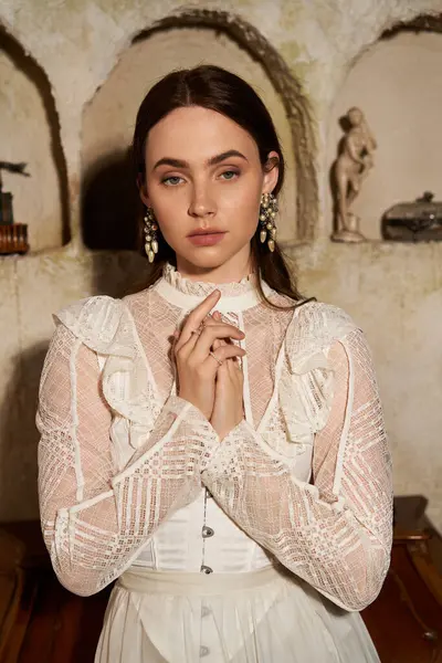 Una hermosa joven se levanta elegantemente, vestida con atuendo vintage, exudando encanto atemporal. — Stock Photo