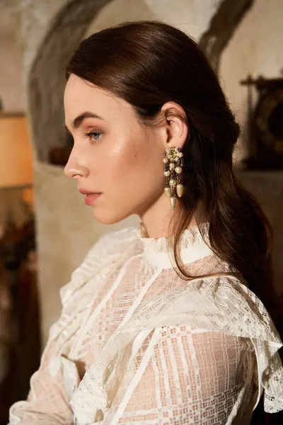 Una hermosa joven posa elegantemente con atuendo vintage, exudando elegancia y encanto. - foto de stock