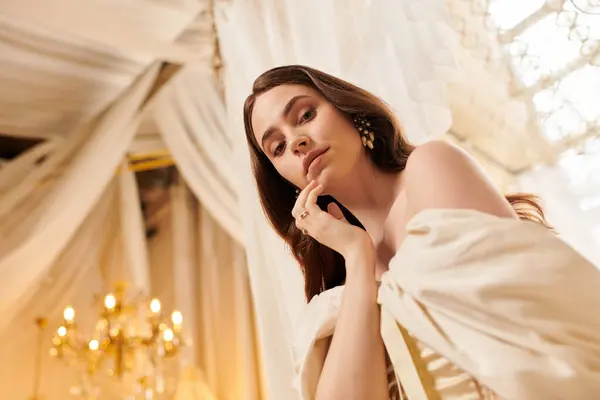 Una hermosa joven posa elegantemente en un ambiente vintage, irradiando elegancia y encanto. - foto de stock