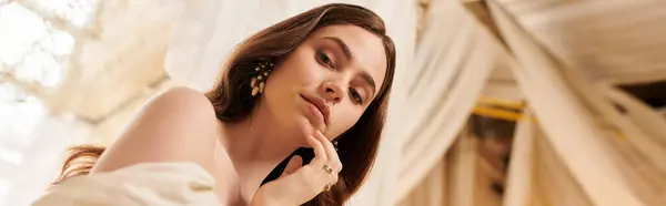Una hermosa joven adornada con un elegante vestido vintage cautiva con su serena presencia, estandarte - foto de stock