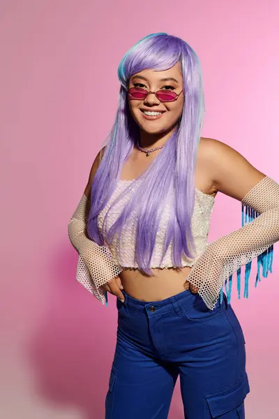 Femme confiante arbore son style unique avec les cheveux violets et accessoires à la mode. — Photo de stock