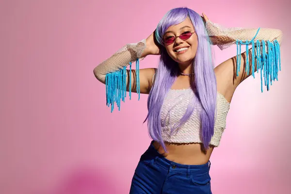 Una mujer confiada muestra su personalidad vibrante con el pelo colorido y trajes elegantes. - foto de stock