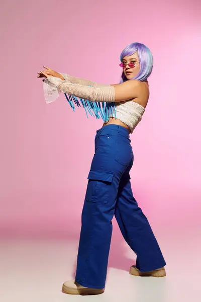 Mujer con estilo con una peluca vibrante hace alarde de su sentido único de la moda en una exhibición lúdica de elegancia. - foto de stock