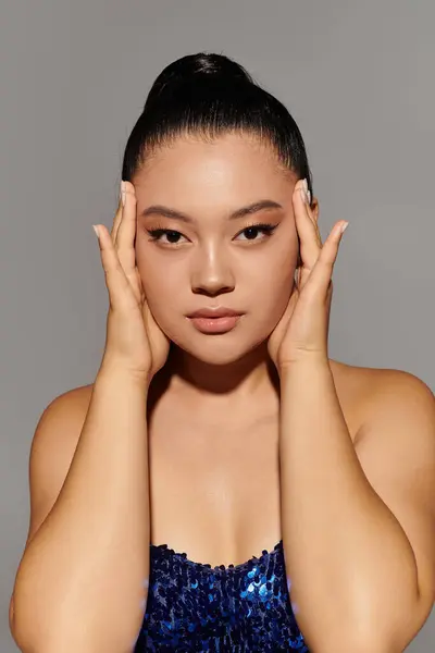 A stylish, confident woman displays her unique look with a captivating expression in the studio. — Stock Photo