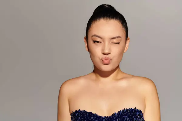 Com um piscar de olhos encantador, uma mulher na moda mostra seu estilo único de uma forma cativante. — Fotografia de Stock