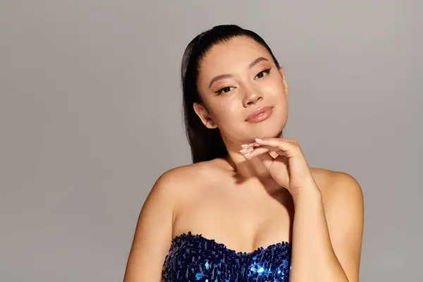 Mulher confiante em uma roupa cintilante mostra graça e elegância, exalando estilo sem esforço. — Fotografia de Stock