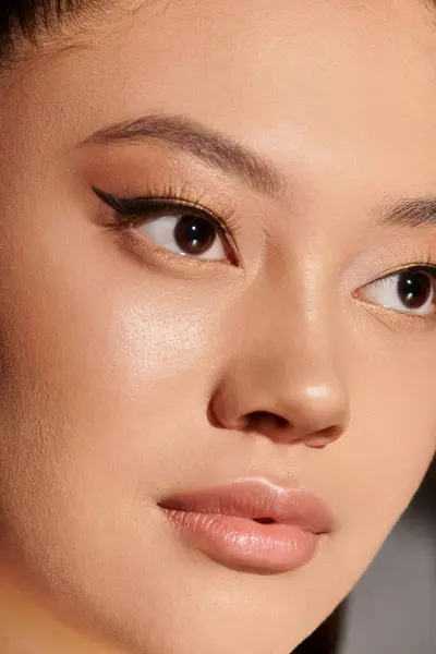 A stunning woman displays her exquisite style and captivating eyes in soft lighting. — Stock Photo