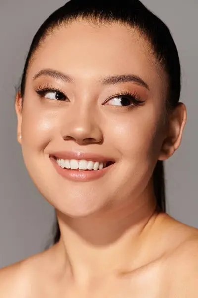 Une belle femme rayonne de style et de confiance avec un sourire chaleureux, parfait pour toute occasion. — Photo de stock