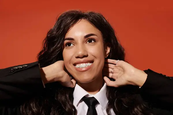 Brightly souriant jeune femme met en valeur son style unique tout en posant ludique, rayonnant de charme. — Photo de stock