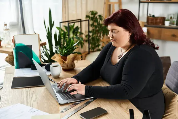 Elegante Frau übt sich in künstlerischem Ausdruck, während sie am Ateliertisch nachdenklich arbeitet. — Stockfoto