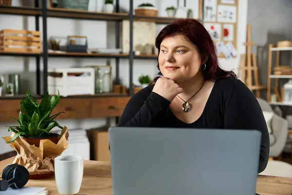 In a stylish art studio, a pretty woman reflects thoughtfully while surrounded by artistic elements. — Stock Photo