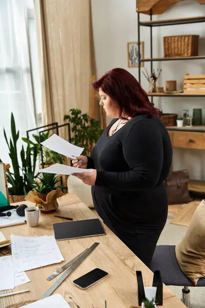 A pretty woman embraces her artistic side surrounded by projects in a chic studio space — Stock Photo
