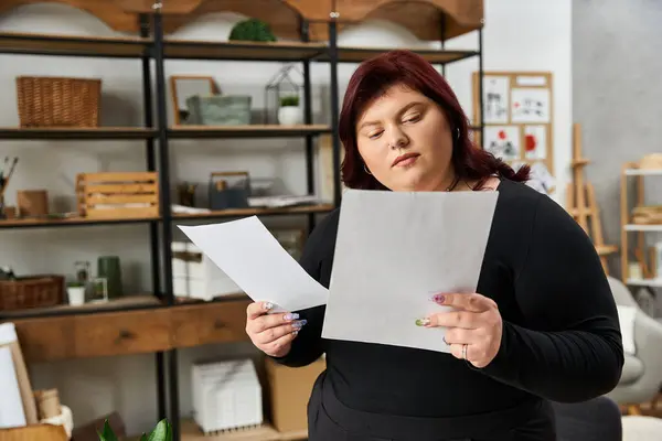 Eine elegante Frau bespricht ihre Kunst in einem stilvollen Atelier voller Kreativität. — Stockfoto
