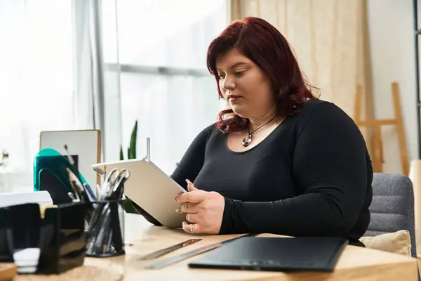 A pretty woman explores her artistic side in a bright, inspiring art studio setting. — Stock Photo