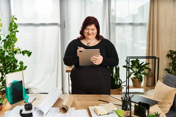 Mujer elegante disfruta de la creatividad en un elegante estudio de arte lleno de plantas. - foto de stock