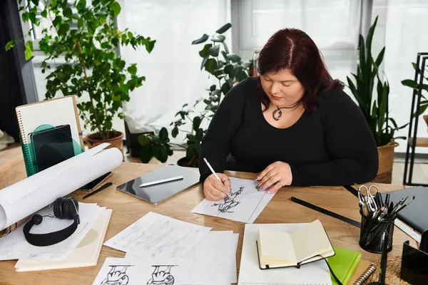 Una mujer elegante crea diseños intrincados en su estudio de arte, entre plantas vibrantes. - foto de stock