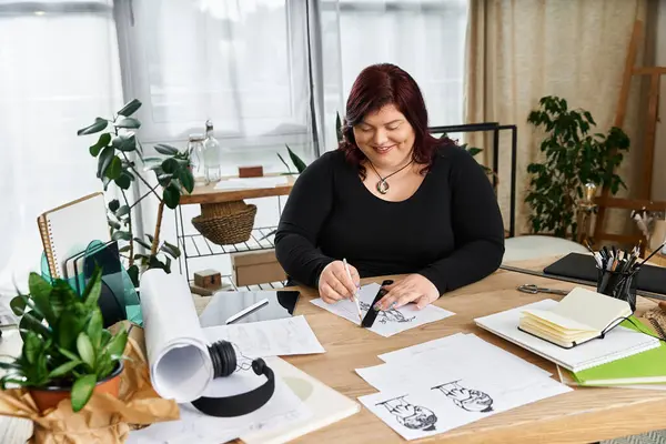 Practicing creativity, a pretty woman sketches happily at her art studios inviting workspace. — Stock Photo