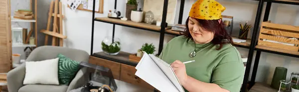 An elegant woman in a chic art studio passionately creates her designs while sketching ideas. — Stock Photo