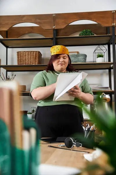 Elegant woman engages in artistic creation while surrounded by a lively art studio environment. — Stock Photo