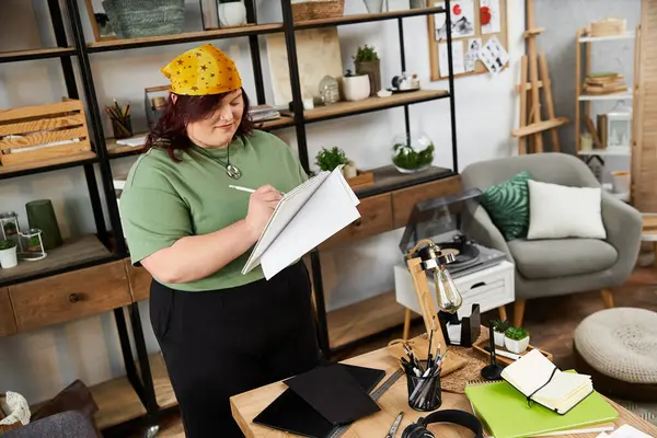 A pretty woman captures her artistic vision in a cozy studio full of inspiration. — Stock Photo