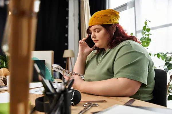 A stylish woman finds artistic inspiration in a bright studio while on the phone. — Stock Photo