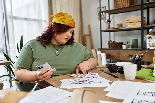 In a bright art studio, a woman explores color palettes and sketches, embracing her creative spirit. — Stock Photo