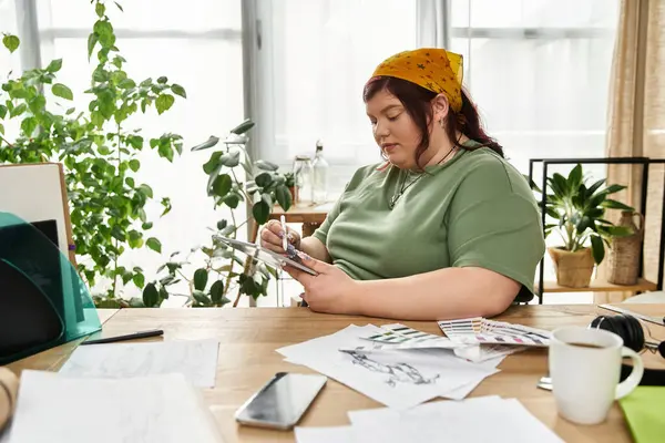 An elegant woman immerses herself in artistic expression at her studio, fueled by creativity. — Stock Photo