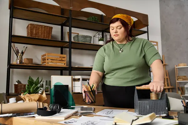 A woman explores her artistic side in a chic studio filled with tools and inspiration. — Stock Photo