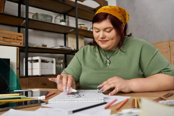 An elegant woman enjoys creating art in a studio filled with colorful materials and inspiration. — Stock Photo
