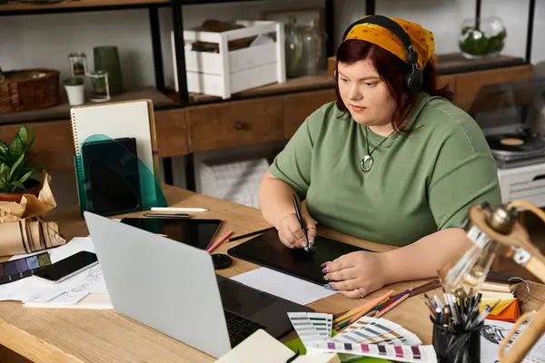 Una mujer bonita y chic dedicada al trabajo artístico en un vibrante estudio lleno de creatividad. - foto de stock