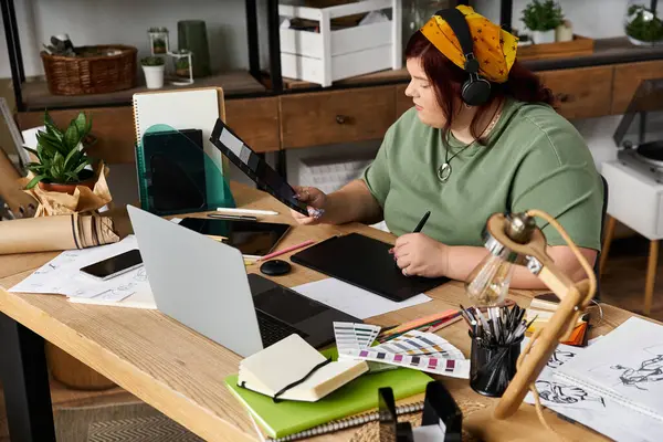 En un vibrante estudio de arte, una mujer con estilo explora su creatividad mientras trabaja en un proyecto. - foto de stock