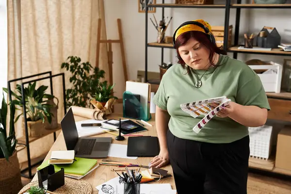 A pretty woman explores vibrant colors while surrounded by artistic materials in her studio. — Stock Photo