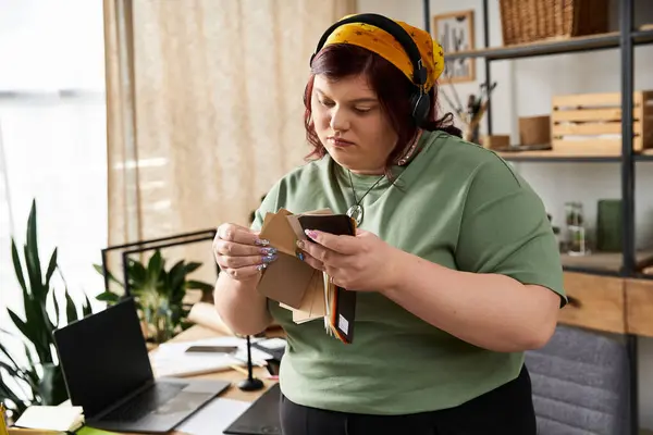 Pretty woman engaged in artistic exploration, crafting with passion in her stylish art studio. — Stock Photo