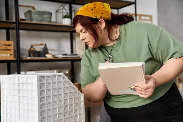 An elegant woman engages in creative projects at her art studio, showcasing her artistic skills. — Stock Photo