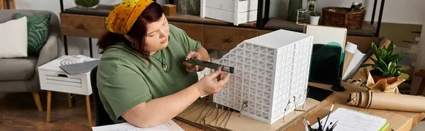 An artist attentively creates a detailed piece, displaying her vibrant creativity and inspiration. — Stock Photo