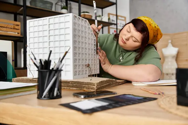 Una mujer elegante crea un modelo en su inspirador estudio de arte. - foto de stock