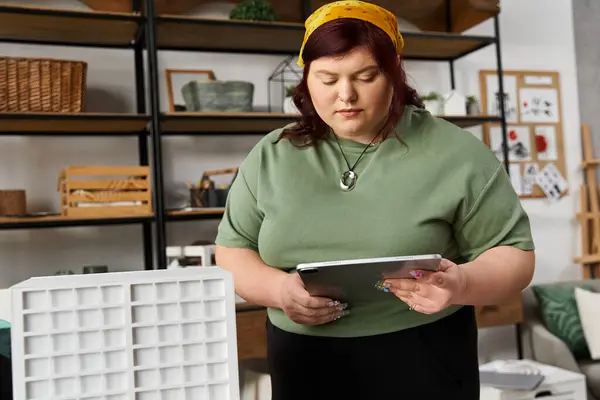 Femme élégante engagée dans des activités créatives dans un studio d'art élégant, entouré d'inspiration. — Photo de stock