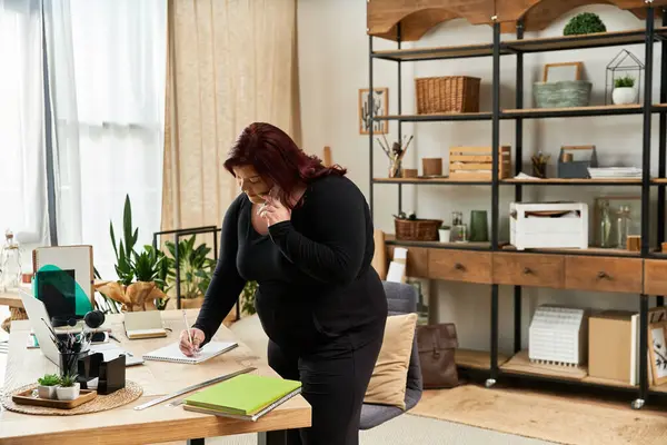 A stylish woman expresses her art in a chic, inspiring studio. — Stock Photo